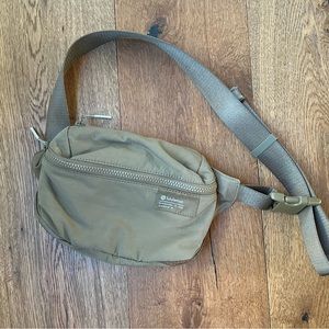lululemon Clean Lines Belt Bag 2L